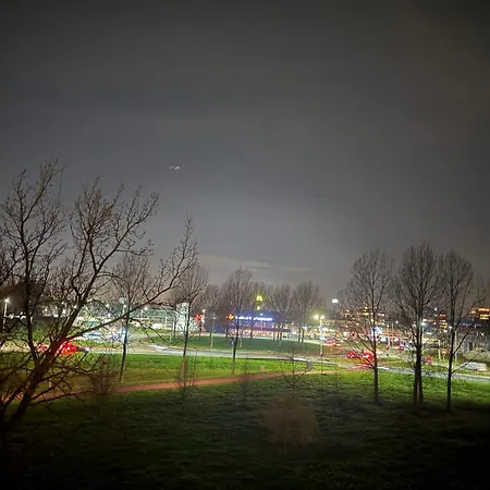 Stylish Led Balcony Swing Parking By Door 卡佩里安登斯