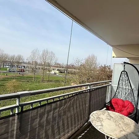 Stylish Led Balcony Swing Parking By Door Apartmán Capelle aan den IJssel