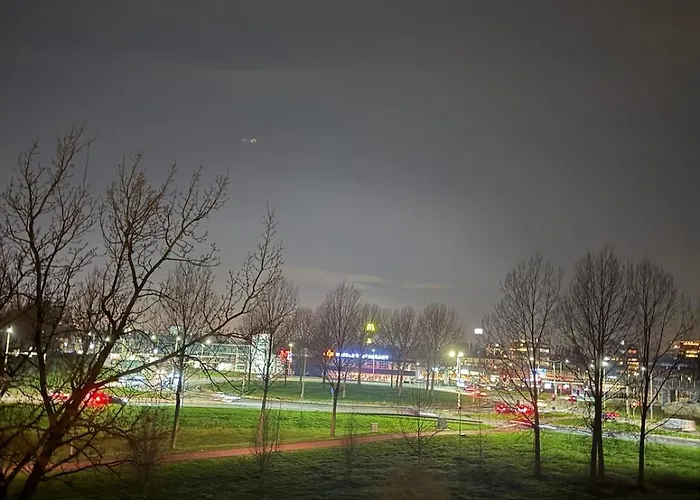 Stylish Led Balcony Swing Parking By Door 卡佩里安登斯